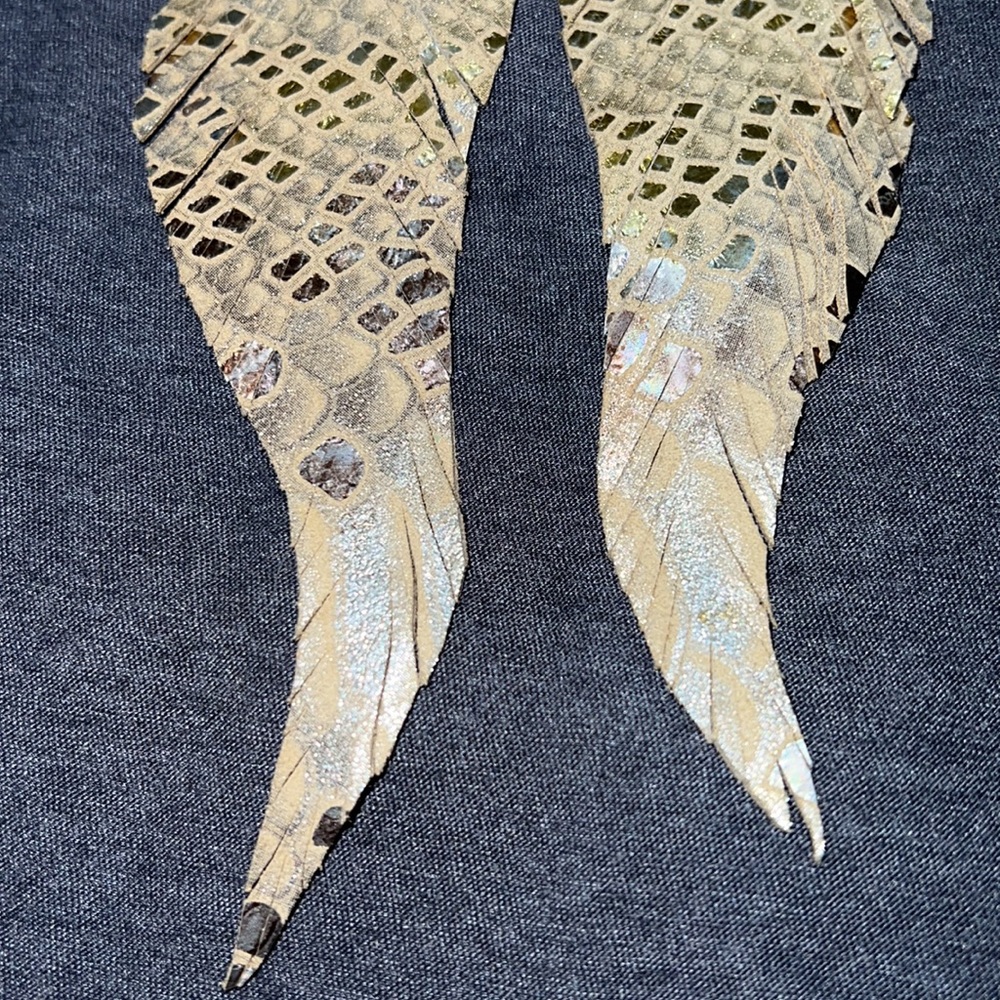 Leather mermaid print fringe earrings - Picture 11 of 11